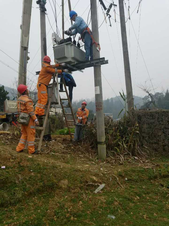守護燈火，電力人在行動——松桃供電局一線員工春節(jié)保電側(cè)記