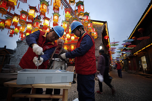 國(guó)網(wǎng)寧海縣供電公司：“電力紅馬甲”出動(dòng)，扮靚古鎮(zhèn)迎元宵