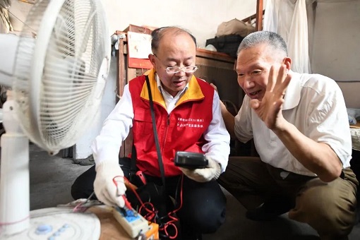 為愛點(diǎn)燈——記國網(wǎng)浙江慈溪市供電有限公司電力工人錢海軍