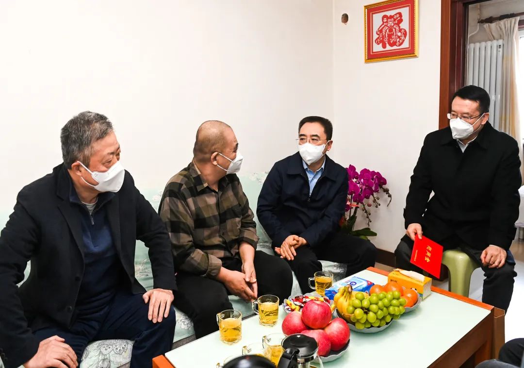 鄒磊、劉明勝走訪慰問退休老領(lǐng)導(dǎo)、勞模遺屬、困難黨員群眾
