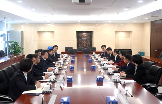中國(guó)電建黨委常委、副總經(jīng)理王小軍與中國(guó)華電集團(tuán)黨組成員、副總經(jīng)理李旭紅會(huì)談