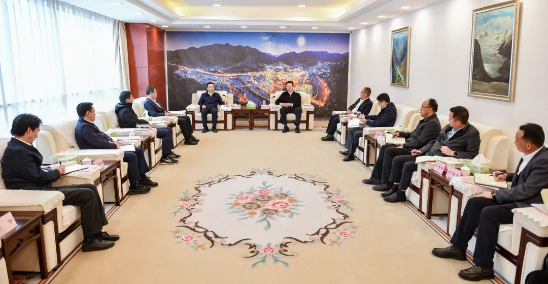 鄒磊與西藏自治區(qū)政府副主席、昌都市委書記龔會(huì)才，昌都市委副書記、市長(zhǎng)羅慶伍會(huì)談