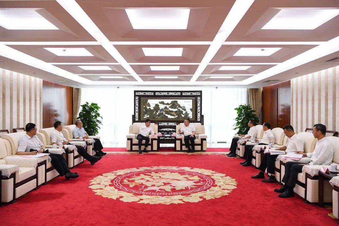 葉向東與甘肅省委常委、副省長(zhǎng)張錦剛舉行會(huì)談