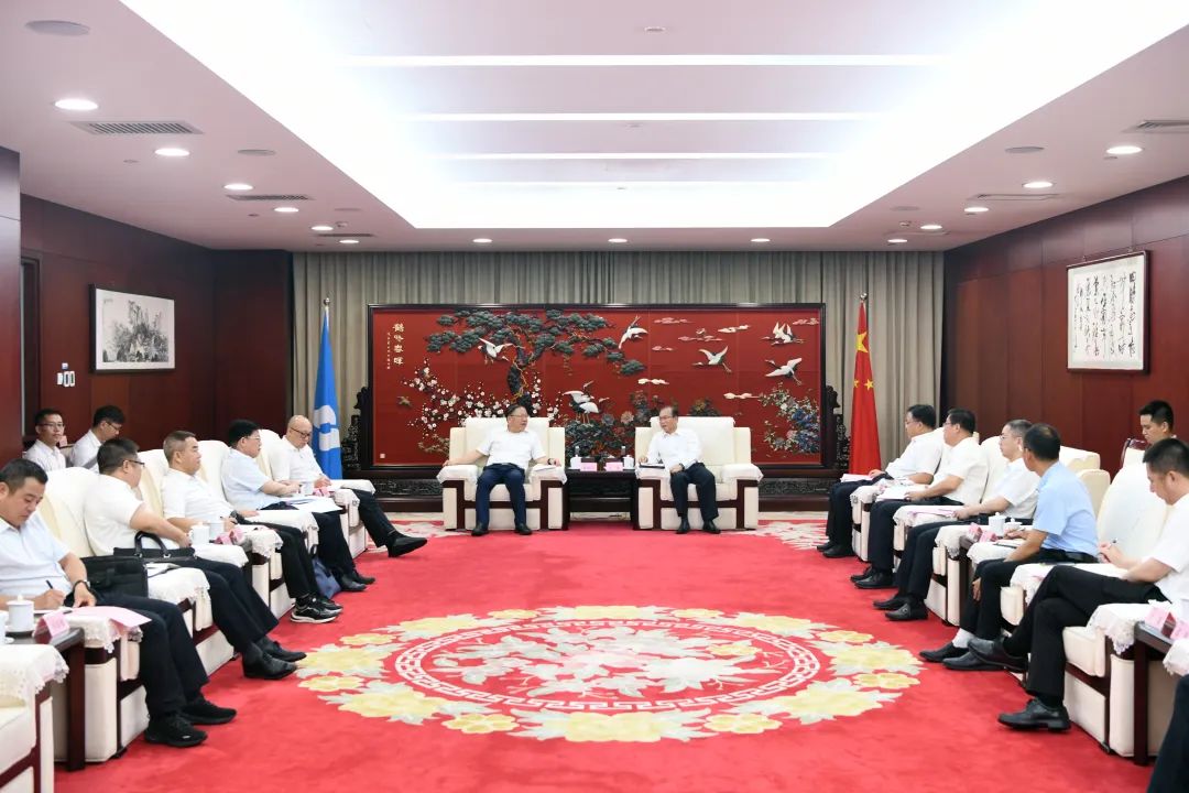 江毅與廣西壯族自治區(qū)人民政府黨組成員、國(guó)資委黨委書記秦如培舉行會(huì)談