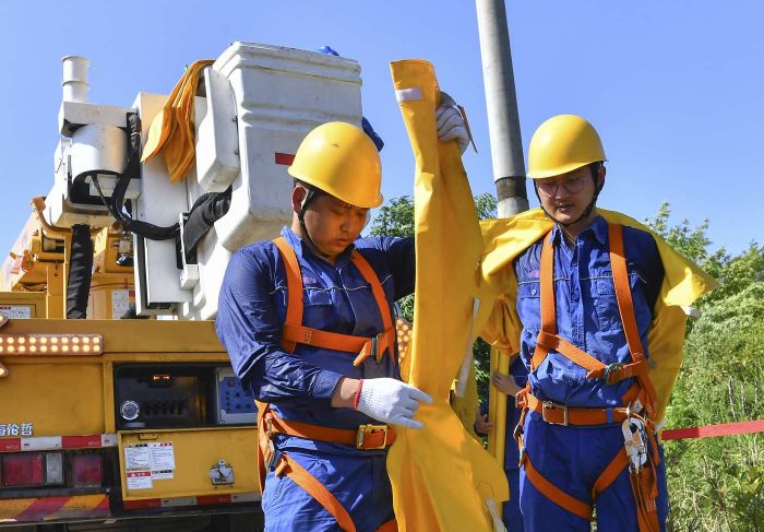國網廣安供電公司：汗?jié)褚律?只為捍衛(wèi)清涼
