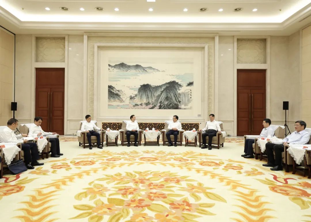 國(guó)家電網(wǎng)公司董事長(zhǎng)、黨組書記辛保安與江蘇省委書記 信長(zhǎng)星、省長(zhǎng)許昆林會(huì)談