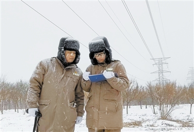 天津各級(jí)電力部門全力應(yīng)對寒潮降雪 開啟專項(xiàng)巡視 排除安全隱患