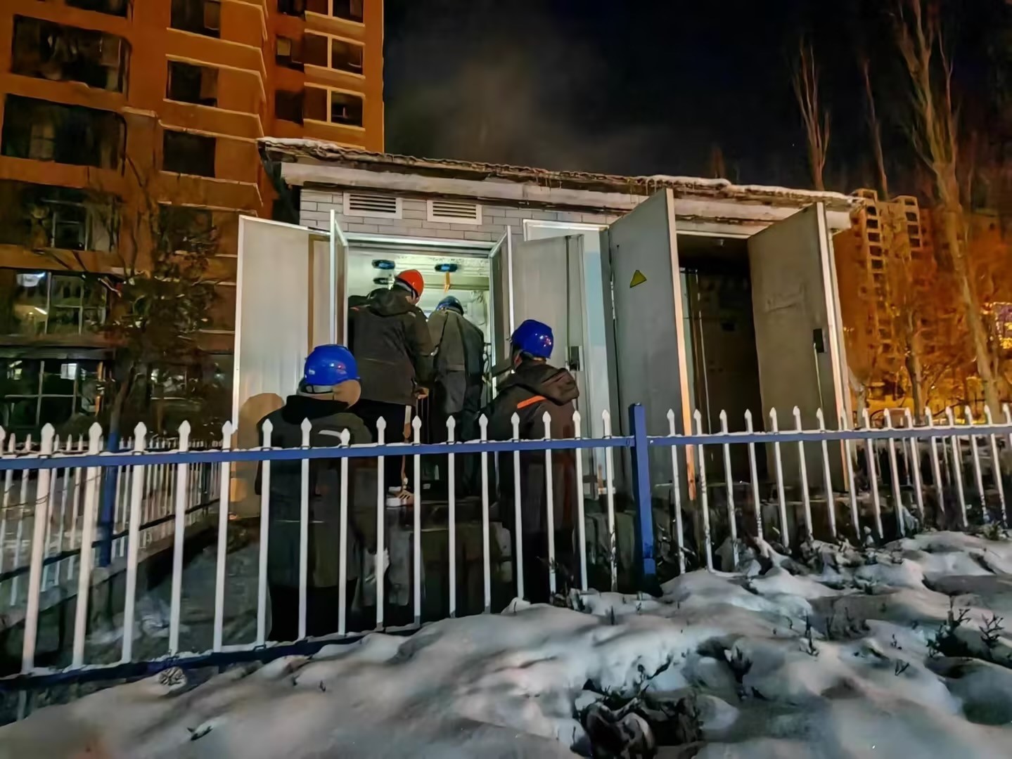 風(fēng)雪來襲入冬寒，電力搶修送溫暖