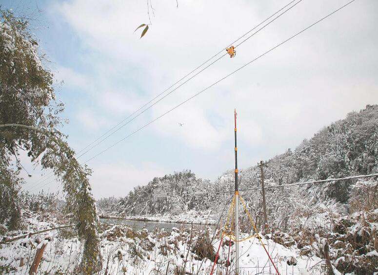 國(guó)網(wǎng)湖南電力公司假日?qǐng)?jiān)守一線(xiàn) 清除線(xiàn)路覆冰