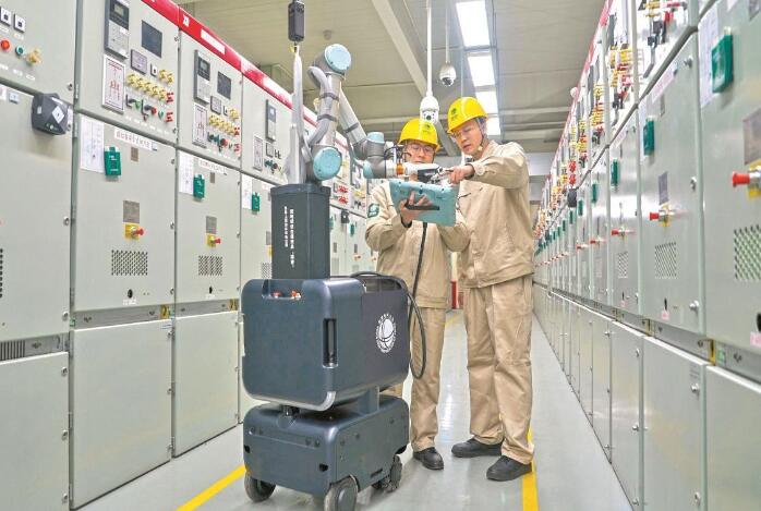 上海浦東供電公司變電站新型仿生機器人“浦?！? width=