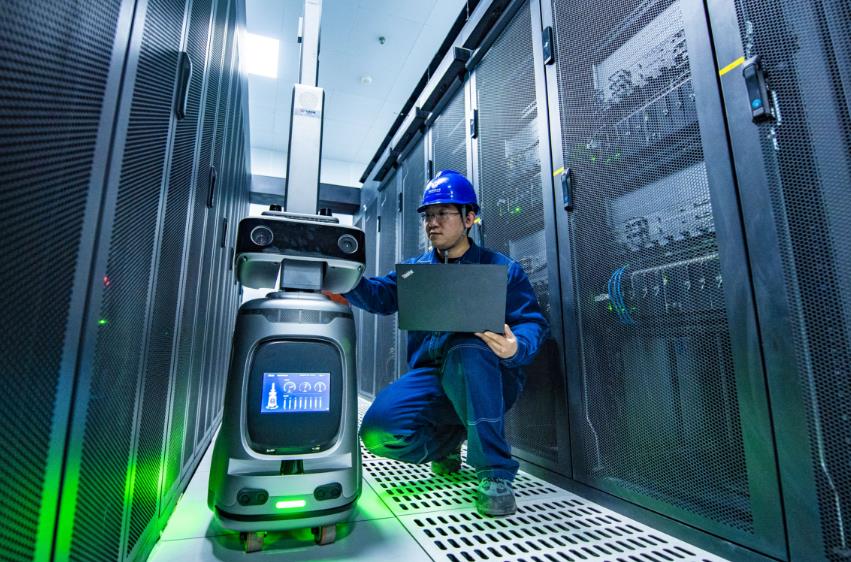 內蒙古電網信息專業(yè)首臺智能巡檢機器人投入運行