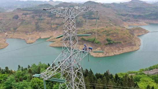 貴州興義供電局高空之上，用責(zé)任守護(hù)安全送去光明