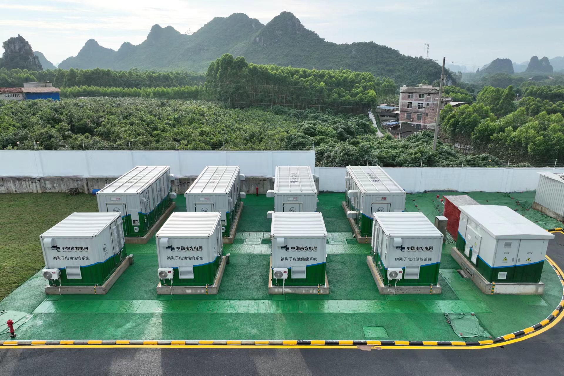 南方電網(wǎng)公司投運(yùn)我國(guó)首個(gè)大容量鈉離子電池儲(chǔ)能電站