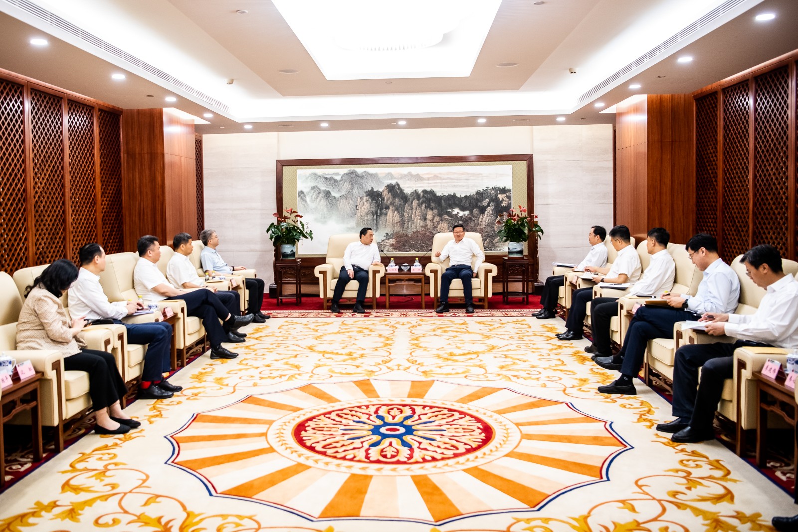 國家能源集團公司總經(jīng)理、黨組副書記余兵會見鎮(zhèn)江市委書記馬明龍一行