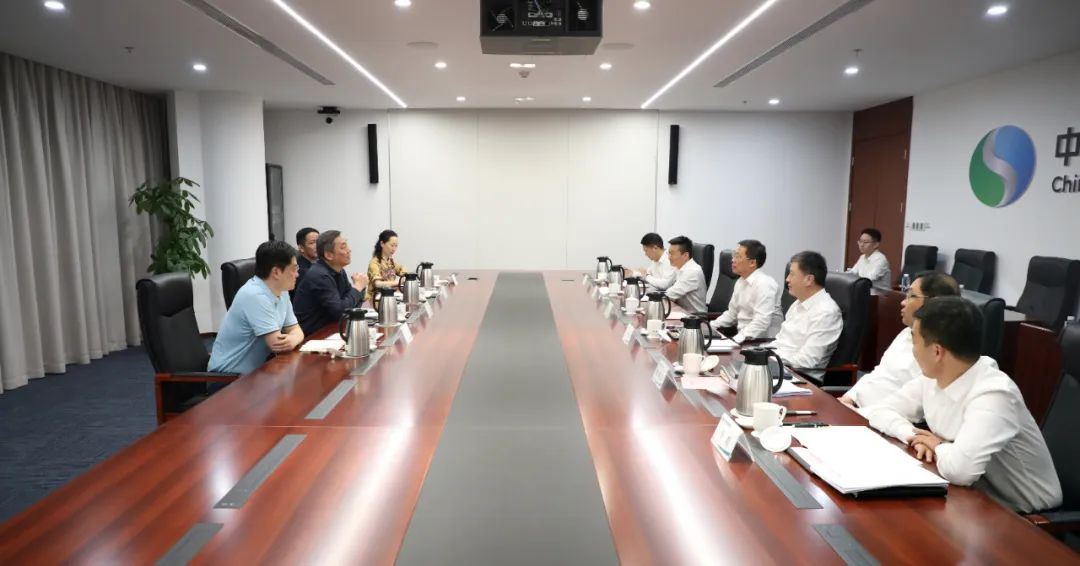 中國(guó)電氣裝備李洪鳳董事長(zhǎng)、周群總經(jīng)理會(huì)見(jiàn)上海市經(jīng)信委副主任戎之勤