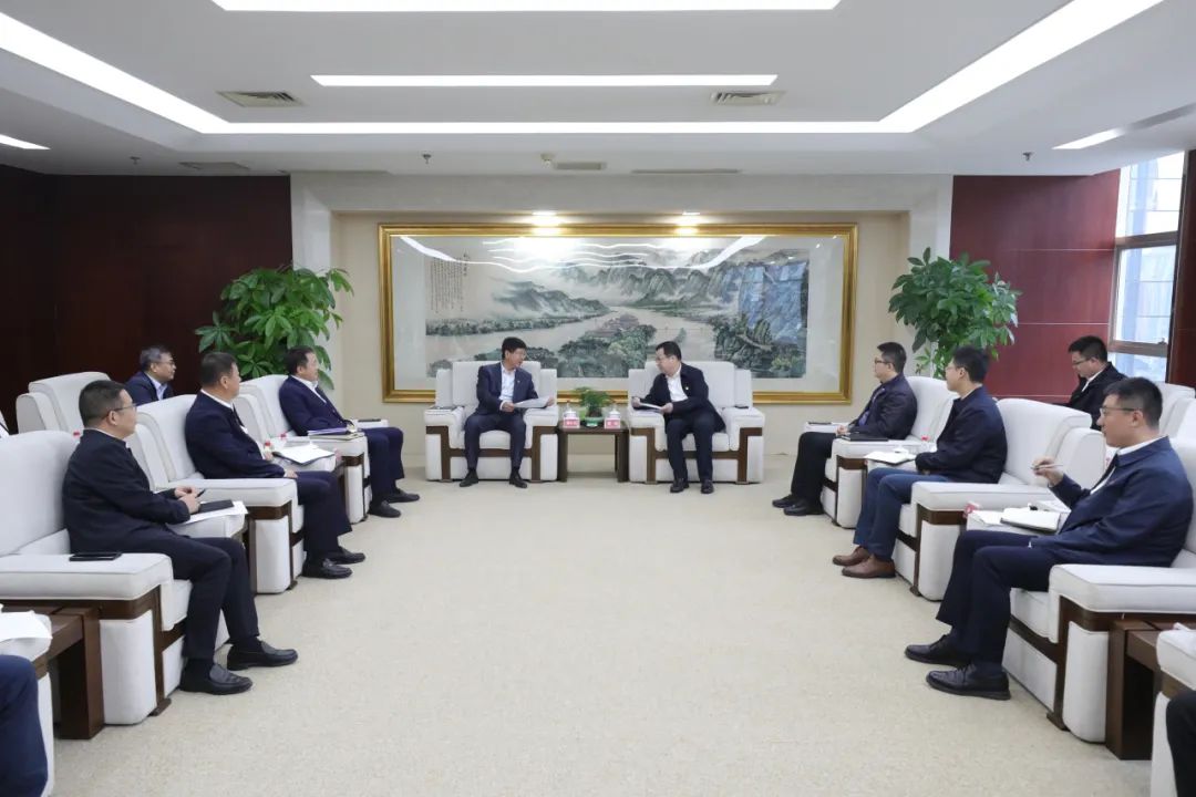 大唐四川公司黨委書記、董事長梁華與中能建西南區(qū)域總部黨委書記、總經(jīng)理，中能建西南投資公司黨委書記、董事長鄒小川會談