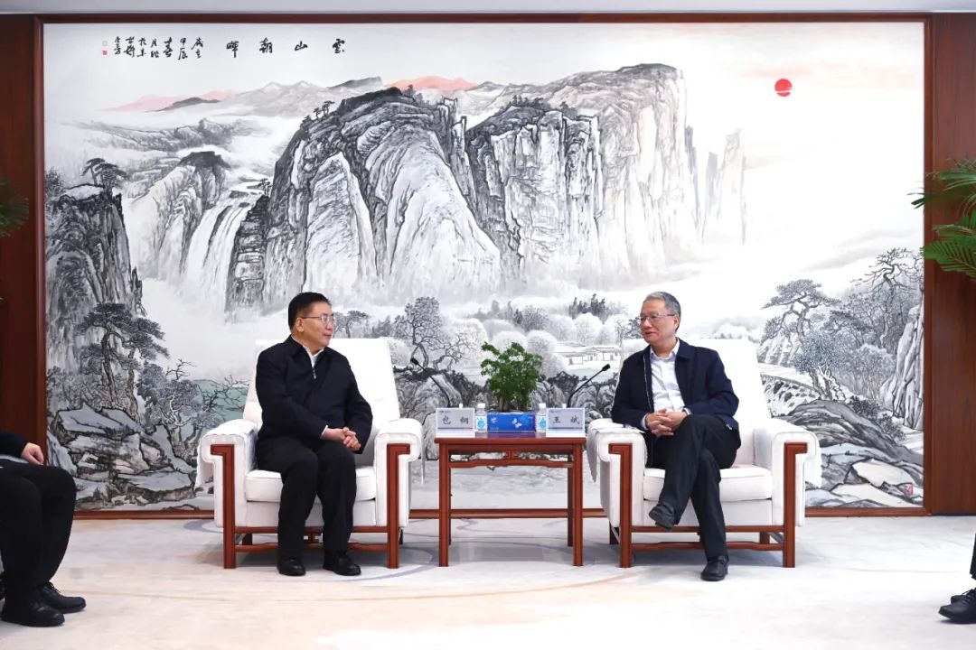 中國電建黨委副書記、總經(jīng)理王斌與內(nèi)蒙古自治區(qū)黨委常委、呼和浩特市委書記包鋼會談