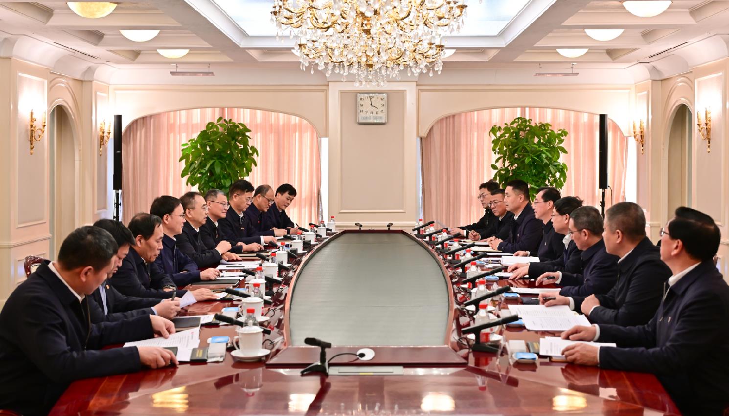 大唐集團(tuán)董事長(zhǎng)鄒磊、總經(jīng)理張傳江與中國(guó)安能董事長(zhǎng)陳奕輝、總經(jīng)理周慶豐會(huì)談